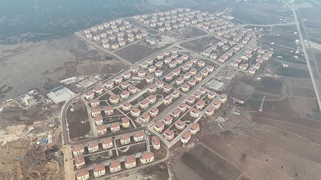 HATAY İLİ HASSA İLÇESİ AŞAĞIKARAFAKILI MAHALLESİ 1.ETAP 1007 ADET KONUT (+9 KD) İNŞAATI İLE ALTYAPI VE ÇEVRE DÜZENLEMESİ İŞİ